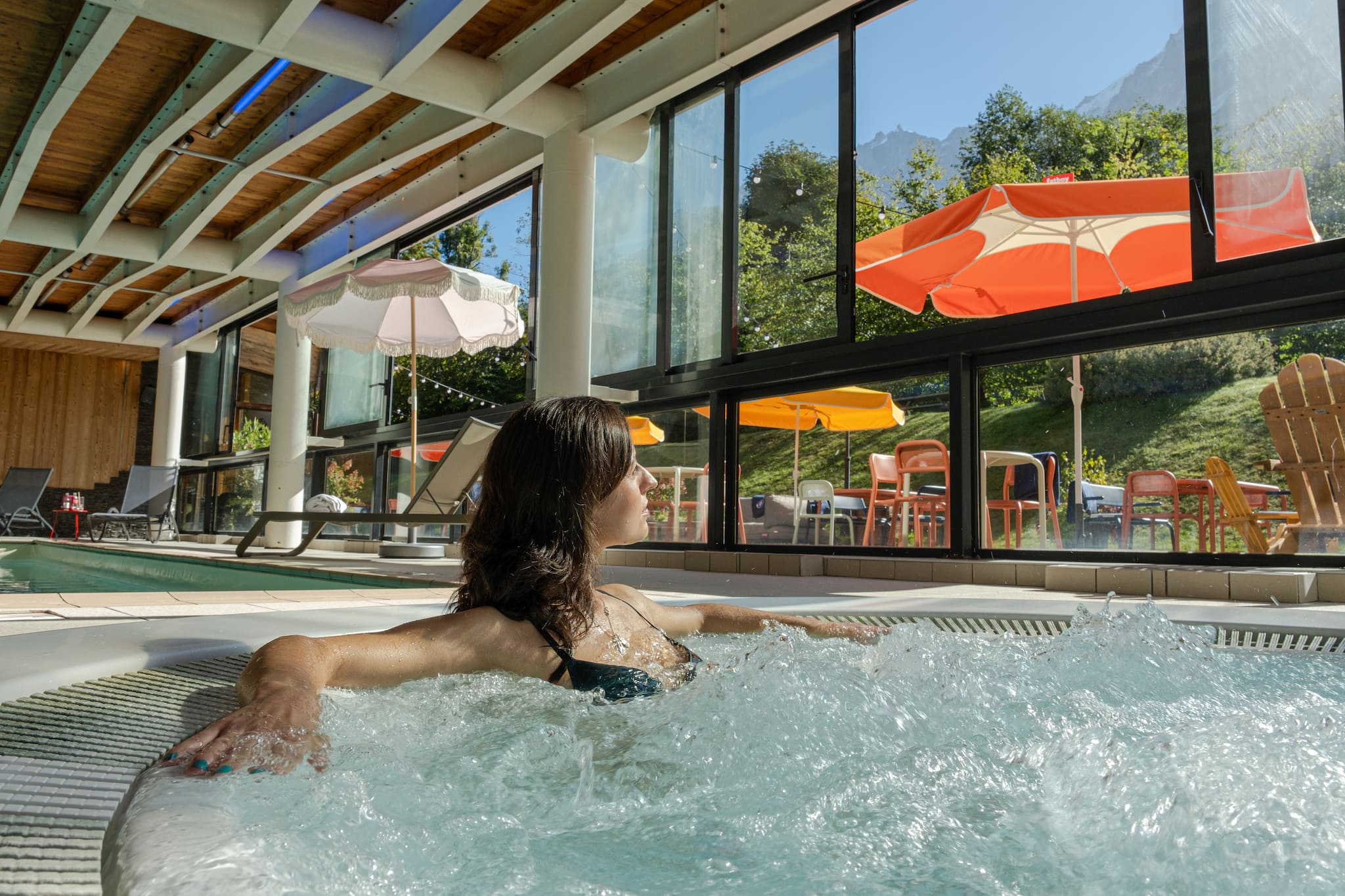 Piscine et jacuzzi avec vue sur le glacier